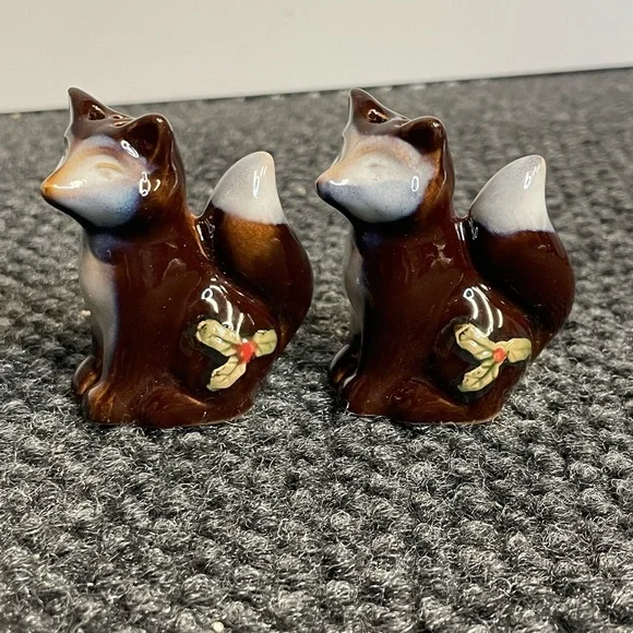 Foxes Racoon Marbled Salt and Pepper Shakers Hollyberry Winter - Picture 1 of 5